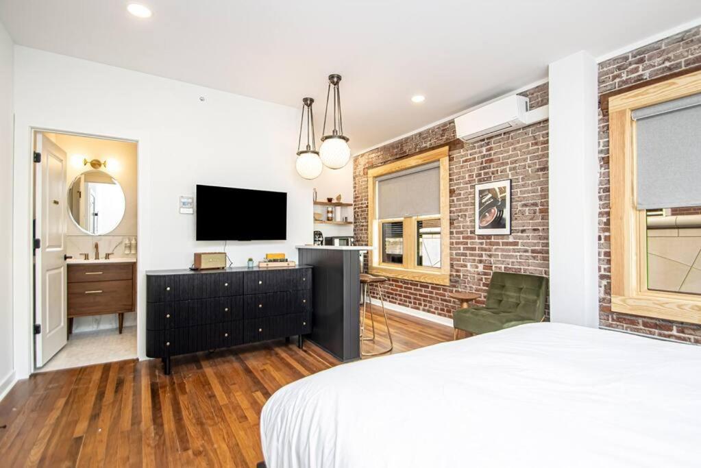 King Bed Stylish Studio In Heart Of Downtown Room # 200 Hot Springs Kültér fotó