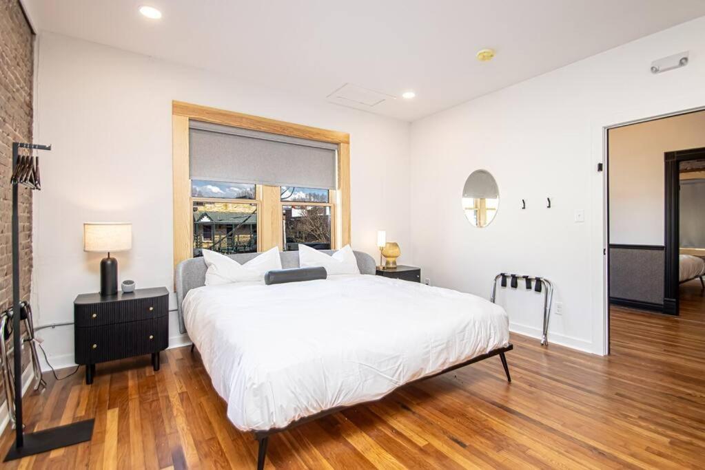 King Bed Stylish Studio In Heart Of Downtown Room # 200 Hot Springs Kültér fotó