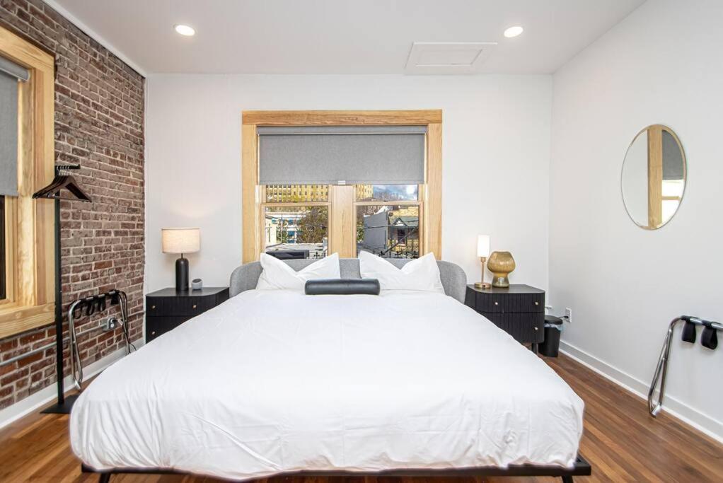 King Bed Stylish Studio In Heart Of Downtown Room # 200 Hot Springs Kültér fotó